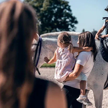 Apartahotel Apartmán-hotel Jítravský Dvorec 4*